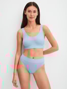 Damen-Model trägt Bustier mit Softbund aus Baumwolle in Blau, Einfarbig aus Serie Elastic von CALIDA, Outfit