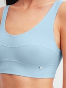 Damen-Model trägt Bustier mit Softbund aus Baumwolle in Blau, Einfarbig aus Serie Elastic von CALIDA, Detail
