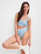 Damen-Model trägt Bustier mit Softbund aus Baumwolle in Blau, Einfarbig aus Serie Elastic von CALIDA, Zusatzbild