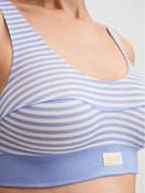 La modella / Il modello Donna indossa Bustier in Cotone di colore Blu, A righe, della serie EDITION 85 di CALIDA, Dettaglio