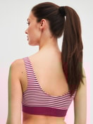 Damen-Model trägt Bustier mit Softbund aus Baumwolle in Rosa, Gestreift aus Serie Elastic Special von CALIDA, Rückansicht