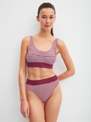 Damen-Model trägt Bustier mit Softbund aus Baumwolle in Rosa, Gestreift aus Serie Elastic Special von CALIDA, Outfit