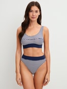 La modella / Il modello Donna indossa Bustier in Cotone di colore Blu, A righe, della serie Elastic Special di CALIDA, Immagine aggiuntiva