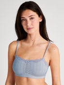 Damen-Model trägt Bustier aus Baumwolle in Blau, Spitze aus Serie Etude Toujours von CALIDA, Vorderansicht