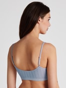 Damen-Model trägt Bustier aus Baumwolle in Blau, Spitze aus Serie Etude Toujours von CALIDA, Rückansicht