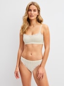 Le mannequin Femme porte le/la Brassière en Coton de couleur Beige, Dentelle, de la série Etude Toujours de CALIDA, Tenue