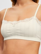 Le mannequin Femme porte le/la Brassière en Coton de couleur Beige, Dentelle, de la série Etude Toujours de CALIDA, Détail