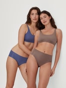 Damen-Model trägt Bustier aus Modal in Blau, Einfarbig aus Serie Natural Skin von CALIDA, Zusatzbild