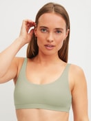 Damen-Model trägt Bustier aus Modal in Grün, Einfarbig aus Serie Natural Skin von CALIDA, Vorderansicht