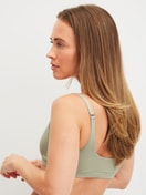 Damen-Model trägt Bustier aus Modal in Grün, Einfarbig aus Serie Natural Skin von CALIDA, Rückansicht