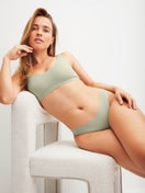 Damen-Model trägt Bustier aus Modal in Grün, Einfarbig aus Serie Natural Skin von CALIDA, Vorderansicht