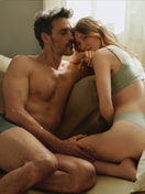 Damen-Model trägt Bustier aus Modal in Grün, Einfarbig aus Serie Natural Skin von CALIDA, Zusatzbild