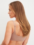 Damen-Model trägt Bustier aus  in Braun,  aus Serie Natural Skin von CALIDA, Rückansicht