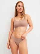 Damen-Model trägt Bustier aus  in Braun,  aus Serie Natural Skin von CALIDA, Outfit