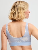 Damen-Model trägt Bustier mit Softbund aus Baumwolle in Blau, Gemustert aus Serie EDITION 85 von CALIDA, Rückansicht