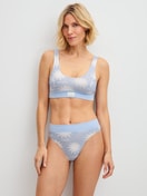 Damen-Model trägt Bustier mit Softbund aus Baumwolle in Blau, Gemustert aus Serie EDITION 85 von CALIDA, Outfit