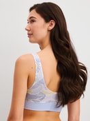 Damen-Model trägt Bustier mit Softbund aus Baumwolle in Blau, Gemustert aus Serie EDITION 85 von CALIDA, Rückansicht
