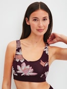 Damen-Model trägt Bustier mit Softbund aus Baumwolle in Rot, Floral aus Serie Elastic Trend Spec. von CALIDA, Vorderansicht