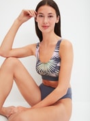 Damen-Model trägt Bustier mit Softbund aus Baumwolle in Grau, Floral aus Serie Elastic Trend von CALIDA, Zusatzbild