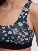 Damen-Model trägt Bustier mit Softbund aus Baumwolle in Schwarz, Floral aus Serie Elastic Trend von CALIDA, Detail