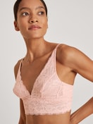 Damen-Model trägt Soft-BH ohne Bügel aus Spitze in Rosa, Spitze aus Serie Circular Romance von CALIDA, Vorderansicht