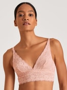 Damen-Model trägt Soft-BH ohne Bügel aus Spitze in Rosa, Spitze aus Serie Circular Romance von CALIDA, Vorderansicht