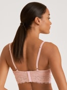 Damen-Model trägt Soft-BH ohne Bügel aus Spitze in Rosa, Spitze aus Serie Circular Romance von CALIDA, Rückansicht
