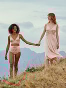 Damen-Model trägt Soft-BH ohne Bügel aus Spitze in Rosa, Spitze aus Serie Circular Romance von CALIDA, Vorderansicht