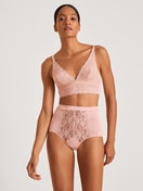Damen-Model trägt Soft-BH ohne Bügel aus Spitze in Rosa, Spitze aus Serie Circular Romance von CALIDA, Vorderansicht, Outfit