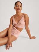 Damen-Model trägt Soft-BH ohne Bügel aus Spitze in Rosa, Spitze aus Serie Circular Romance von CALIDA, Vorderansicht