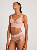 Damen-Model trägt Soft-BH ohne Bügel aus Spitze in Rosa, Spitze aus Serie Circular Romance von CALIDA, Vorderansicht, Outfit