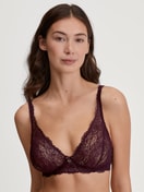 Damen-Model trägt Spitzen-BH ohne Bügel aus Polyamid in Rot, Spitze aus Serie Sensual Secrets von CALIDA, Vorderansicht