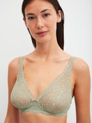Damen-Model trägt Spitzen-BH ohne Bügel aus Polyamid in Grün, Spitze aus Serie Sensual Secrets von CALIDA, Detail