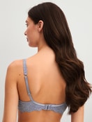 La modella / Il modello Donna indossa Reggiseno soft senza ferretto in Pizzo di colore Grigio, Pizzo, della serie Sensual Secrets di CALIDA, Vista posteriore