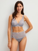 La modella / Il modello Donna indossa Reggiseno soft senza ferretto in Pizzo di colore Grigio, Pizzo, della serie Sensual Secrets di CALIDA, Abbigliamento