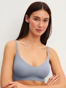 La modella / Il modello Donna indossa Reggiseno incollato in Modal di colore Grigio, Tinta unita, della serie Natural Skin di CALIDA, Vista frontale