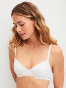 Damen-Model trägt Bügel-BH aus Modal in Weiß, Spitze aus Serie Etude Ajours von CALIDA, Vorderansicht