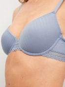 Le mannequin Femme porte le/la Soutien-gorge à armatures en Modal de couleur Bleu, Dentelle, de la série Etude Ajours de CALIDA, Détail