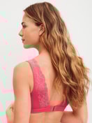 Damen-Model trägt Soft-BH ohne Bügel aus Modal in Rosa, Spitze aus Serie Modal Love von CALIDA, Rückansicht