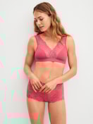 Damen-Model trägt Soft-BH ohne Bügel aus Modal in Rosa, Spitze aus Serie Modal Love von CALIDA, Outfit