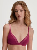 Damen-Model trägt Soft-BH ohne Bügel aus Baumwolle in Rosa, Einfarbig aus Serie Cate von CALIDA, Vorderansicht