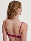 Damen-Model trägt Soft-BH ohne Bügel aus Baumwolle in Rosa, Einfarbig aus Serie Cate von CALIDA, Rückansicht