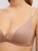 La modella / Il modello Donna indossa Reggiseno soft senza ferretti in Cotone di colore Beige, Tinta unita, della serie Cate di CALIDA, Dettaglio