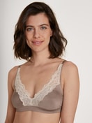 Damen-Model trägt Soft-BH ohne Bügel aus Viskose in Braun, Spitze aus Serie Glamorous Lace von CALIDA, Vorderansicht