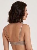 Damen-Model trägt Soft-BH ohne Bügel aus Viskose in Braun, Spitze aus Serie Glamorous Lace von CALIDA, Rückansicht