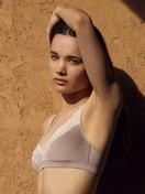 Damen-Model trägt Soft-BH ohne Bügel aus Viskose in Braun, Spitze aus Serie Glamorous Lace von CALIDA, Vorderansicht