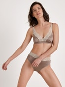 Damen-Model trägt Soft-BH ohne Bügel aus Viskose in Braun, Spitze aus Serie Glamorous Lace von CALIDA