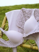 Damen-Model trägt Spacer-BH mit Bügel, Komfort Rücken aus Baumwolle in Violett, Spitze aus Serie Natural Comfort Lace von CALIDA, Zusatzbild