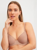 La modella / Il modello Donna indossa Reggiseno spaziale in Pizzo di colore Marrone, Pizzo, della serie Natural Comfort Lace di CALIDA, Vista frontale