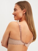 La modella / Il modello Donna indossa Reggiseno spaziale in Pizzo di colore Marrone, Pizzo, della serie Natural Comfort Lace di CALIDA, Vista posteriore